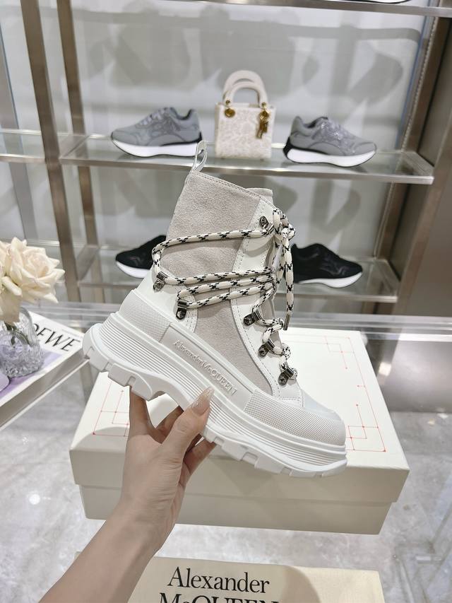 工厂价： Alexander Mcqueen 麦昆最新款厚底马丁靴，原版1:1开发 大底原版开膜tpu底，面料全粒面牛皮+高丝光牛猄，里皮羊皮 原版五金登山扣